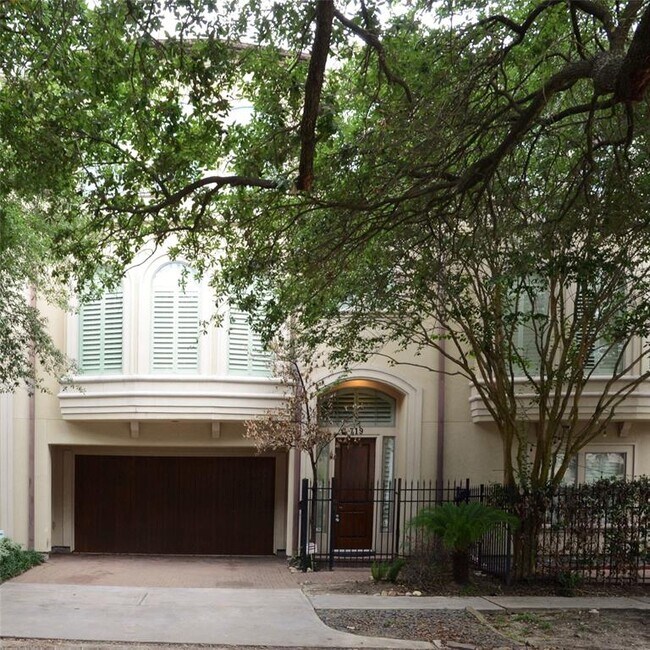 719 Fowler St, Houston, TX 77007 Condo for Rent in Houston, TX