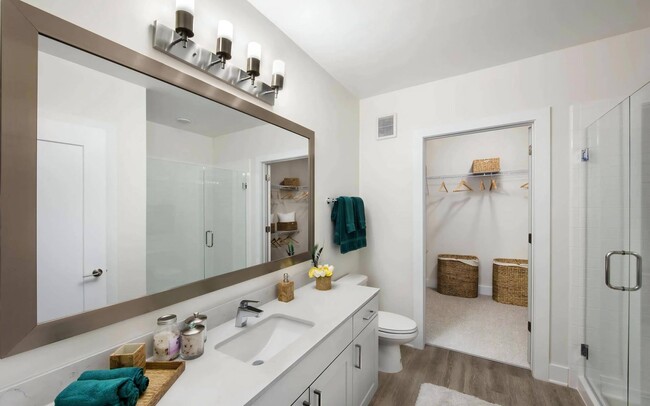 Spacious Bathrooms with Walk In Closets - Anchor Riverwalk