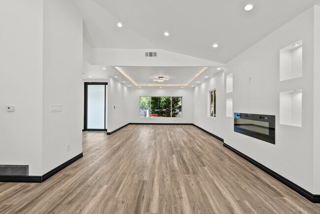 Foto del edificio - 4825 San Feliciano Dr