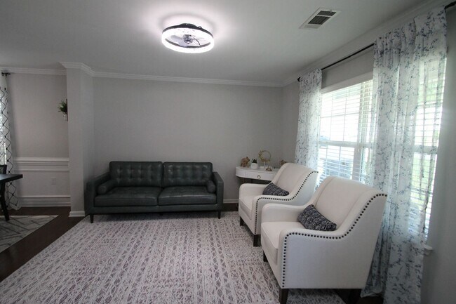 Foto del edificio - Exclusively Offered By Muse Realty Rentals...