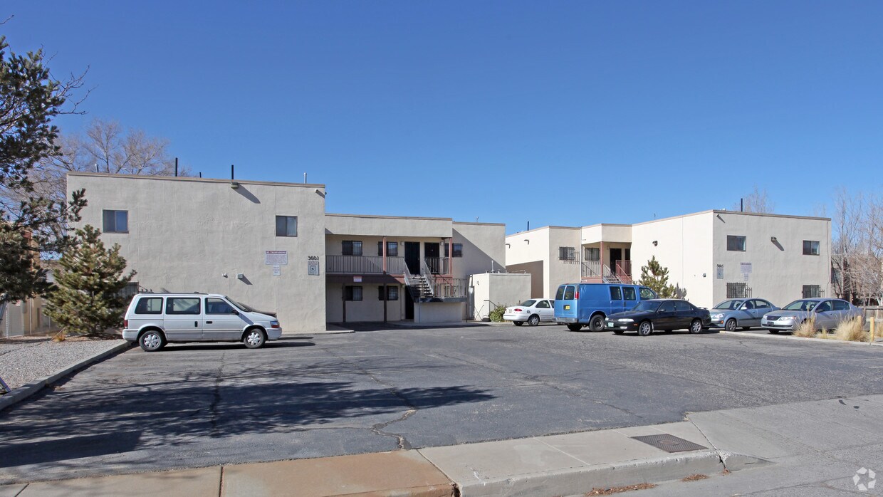 Foto principal - 3601-3605 Wellesley Dr NE