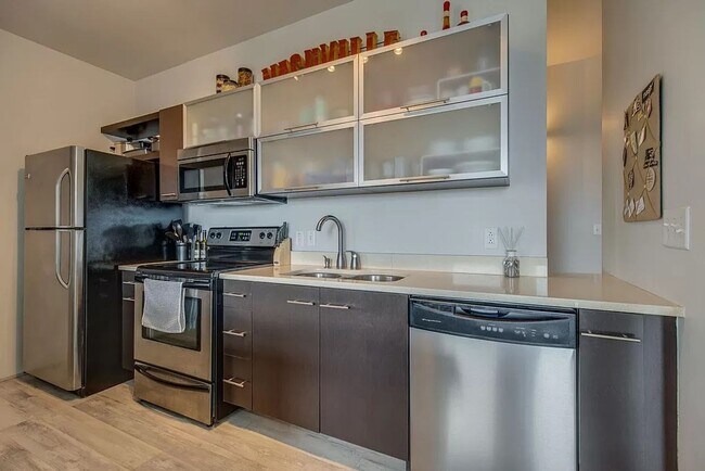 Foto del edificio - 1 Bed/1 Bath Condo at 5th and Main, Assigned Parking, Washer/Dryer/Covered Balcony