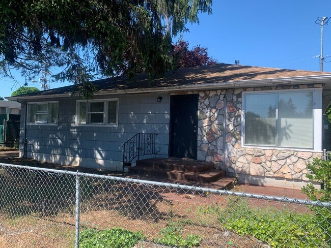 Building Photo - 3 br, 1 bath House - 215 SE 148th Ave