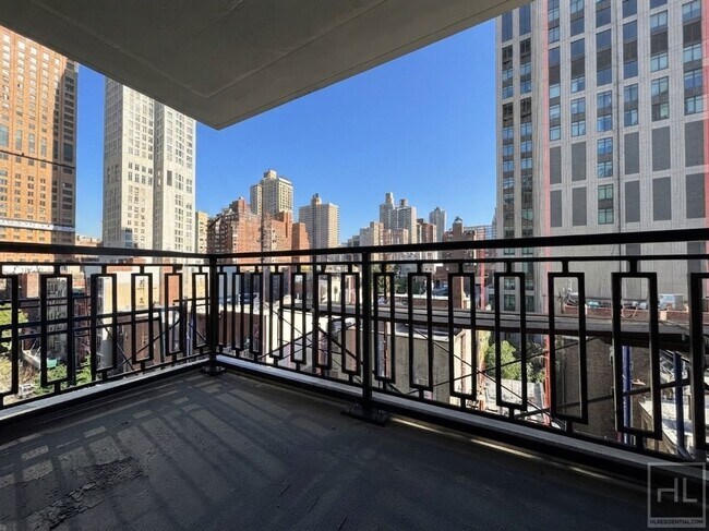 Building Photo - E 82 St