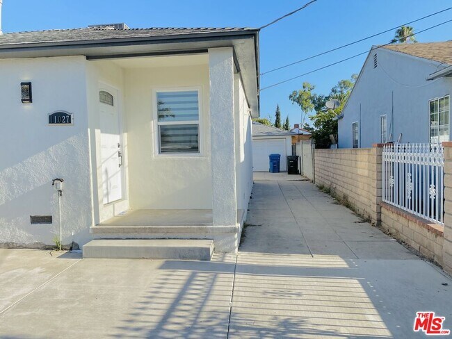 Building Photo - 11027 Valerio St