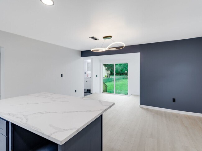 Foto del edificio - Updated 3-Bedroom Home with New Appliances...