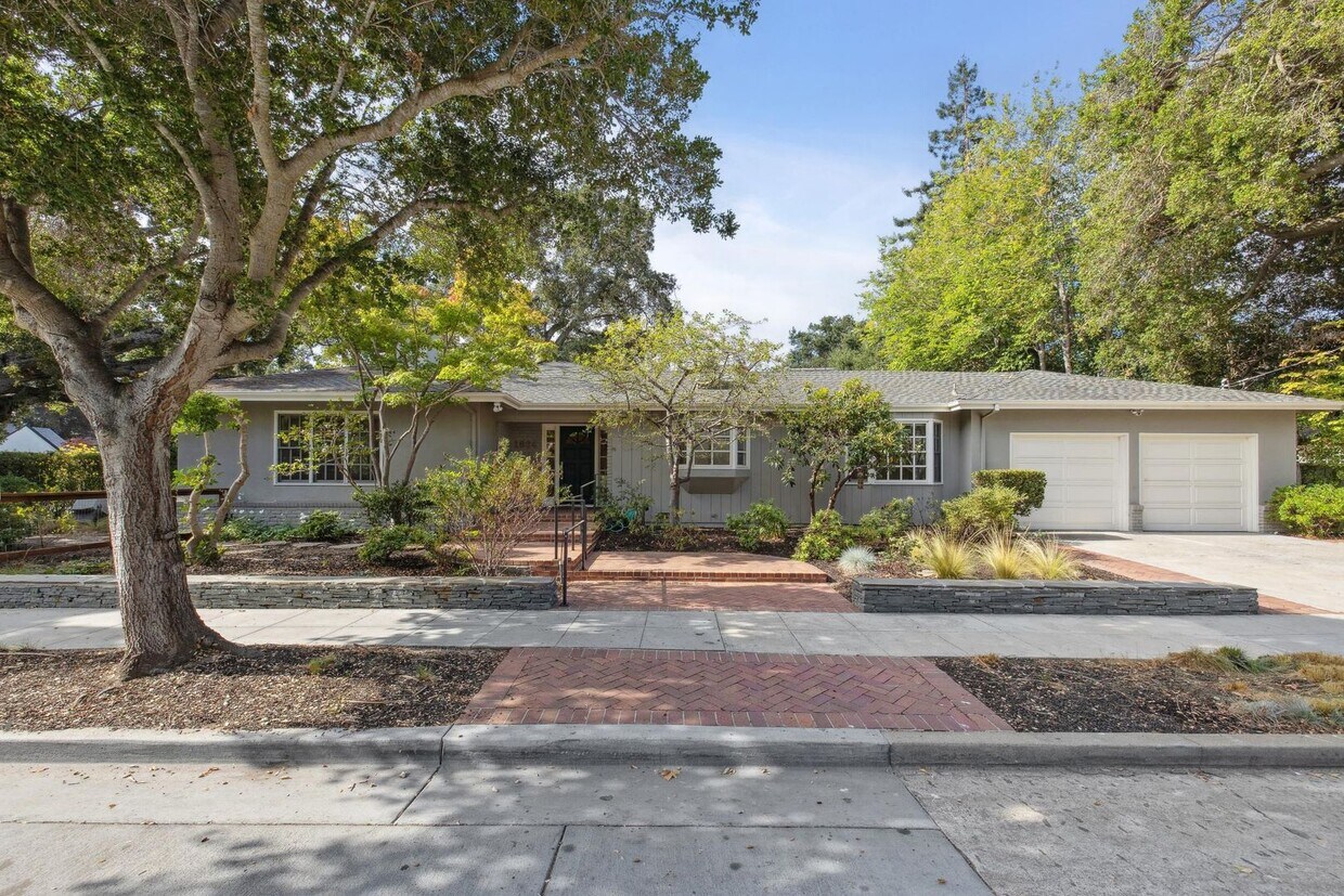 Primary Photo - Charming 3-Bedroom Home with Office in des...