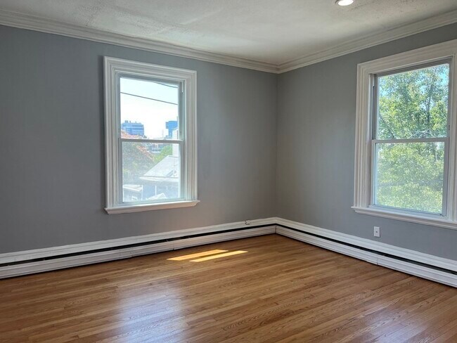 Building Photo - 121 Thorndike St