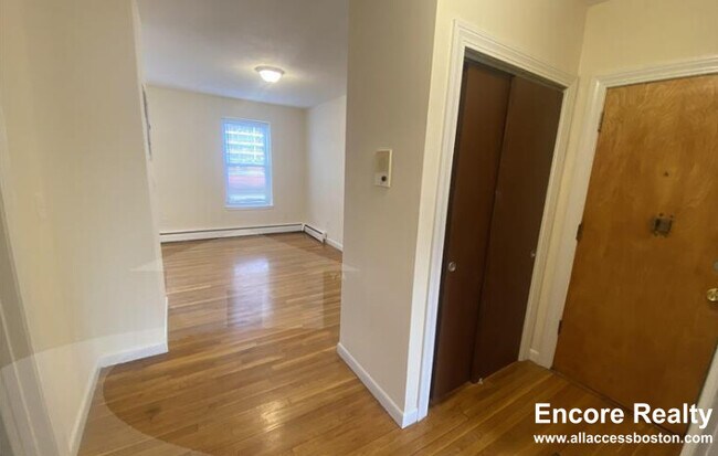 Foto del edificio - 176 N Beacon St