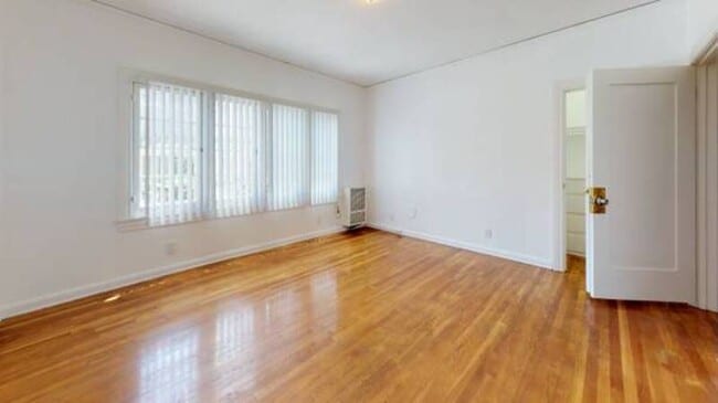 Building Photo - 552 S St Andrews Pl