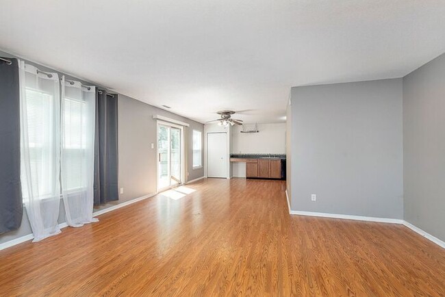 Foto del edificio - Great 3 Bedroom, 2 1/2 Bath Home in Cameron Meadows Subdivision!
