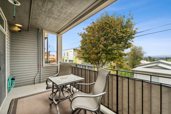 Building Photo - Charming Capitol Hill Townhome - 3 bedrooms