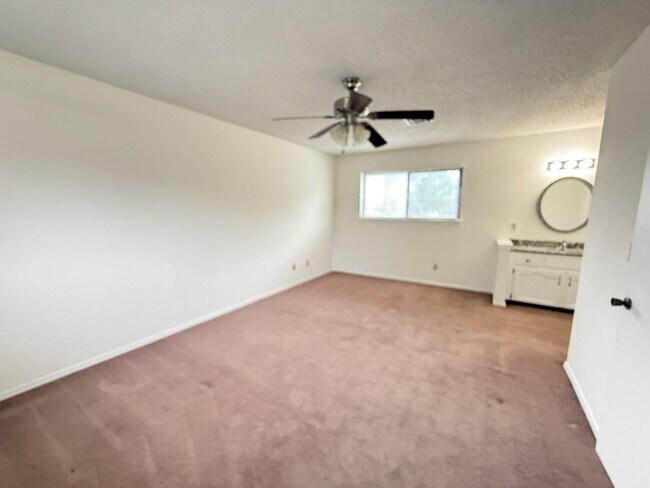 Foto del edificio - 3 Bedroom Duplex: One bed Downstairs, 2 large bedrooms upstairs