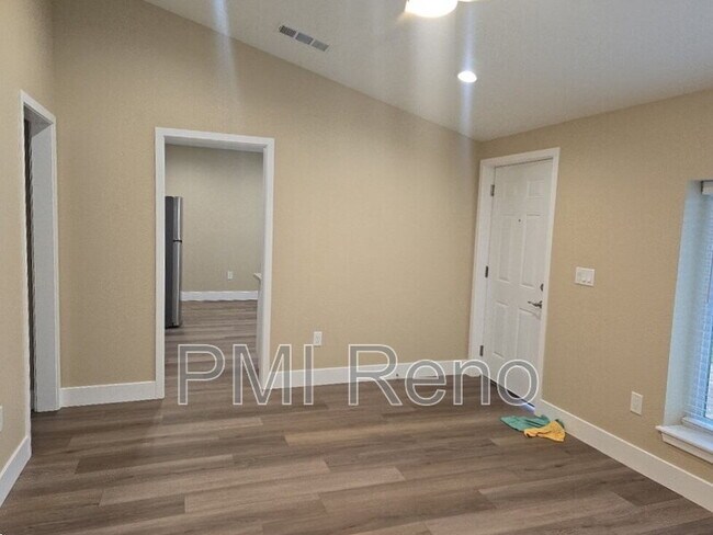 Foto del edificio - 450 Tracy Ln