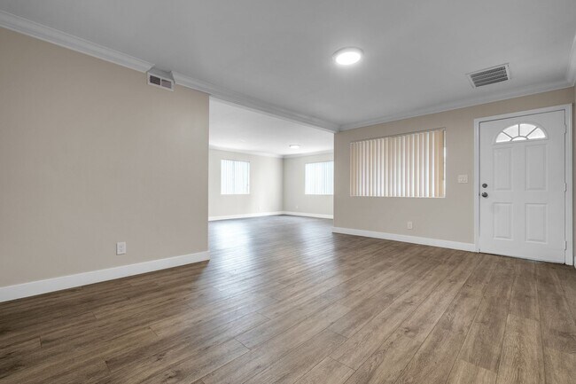 Building Photo - Spacious 3 Bed / 2 Bath apartment with parking & in-unit laundry!