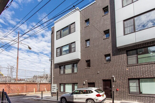 Foto del edificio - 3 br, 2 bath 4plex - 2553 MONTROSE ST Unit A