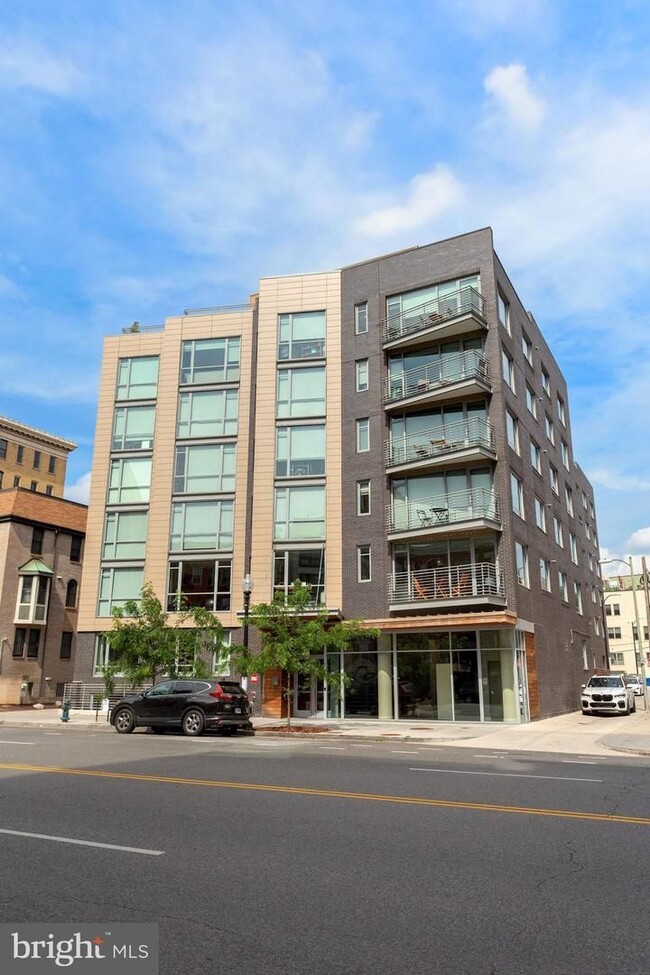 Foto del edificio - Practically new 1bd/1ba steps to Logan Cir...