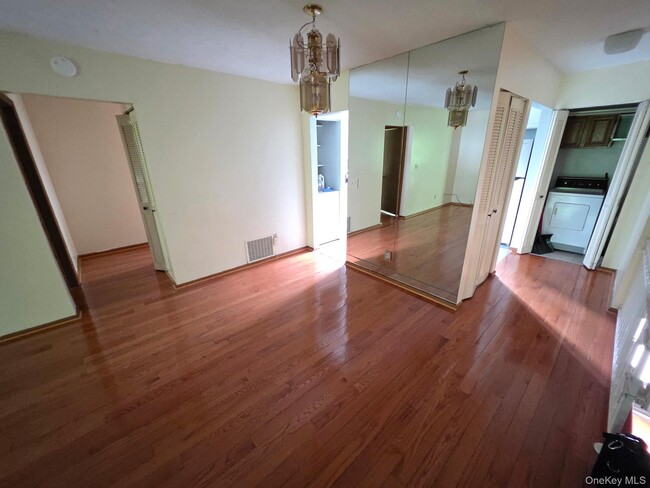 Building Photo - 285 Village Ct