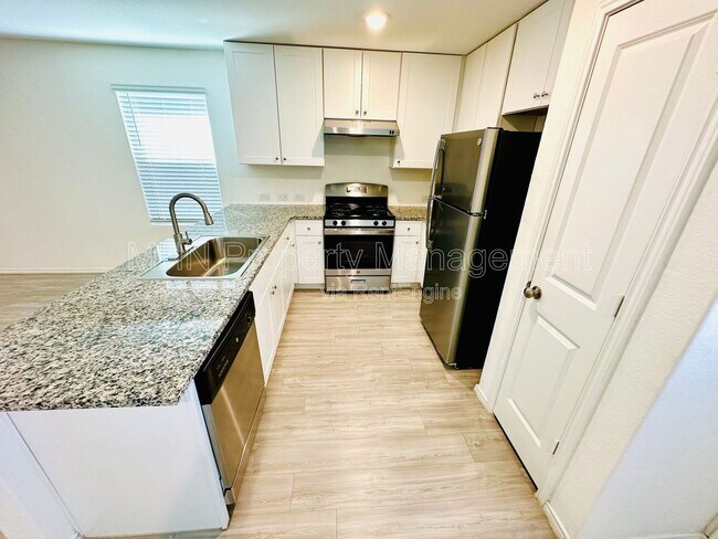 Foto del edificio - 13023 Rosemary Cove