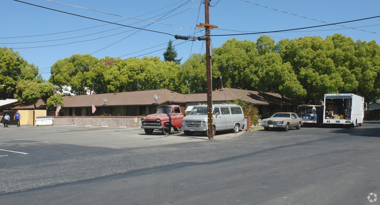 Foto del edificio - Units 2-18