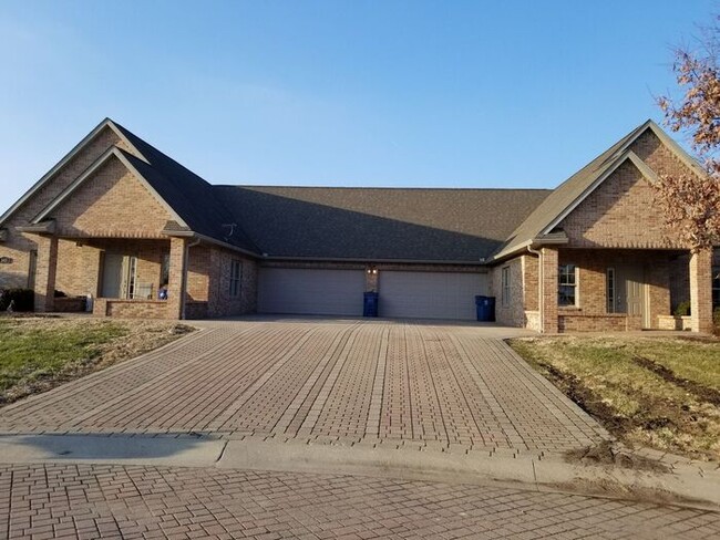 Building Photo - Large Duplex Overlooking Idle Creek