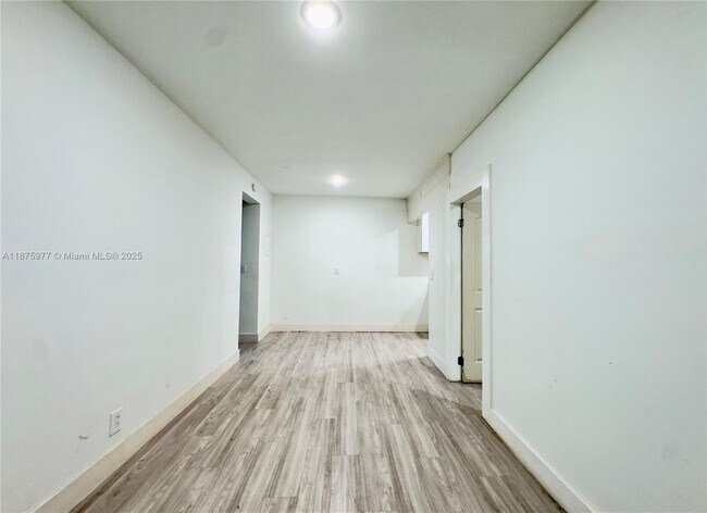 Building Photo - 2025 Bay Dr