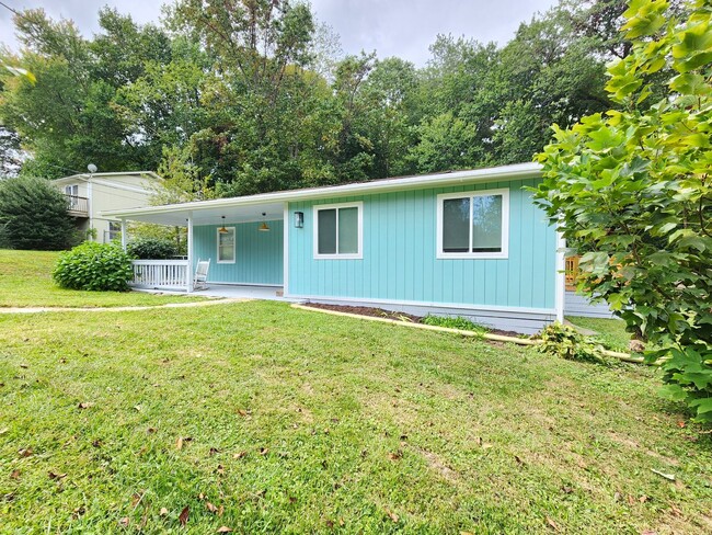 Building Photo - Black Mountain Rental!