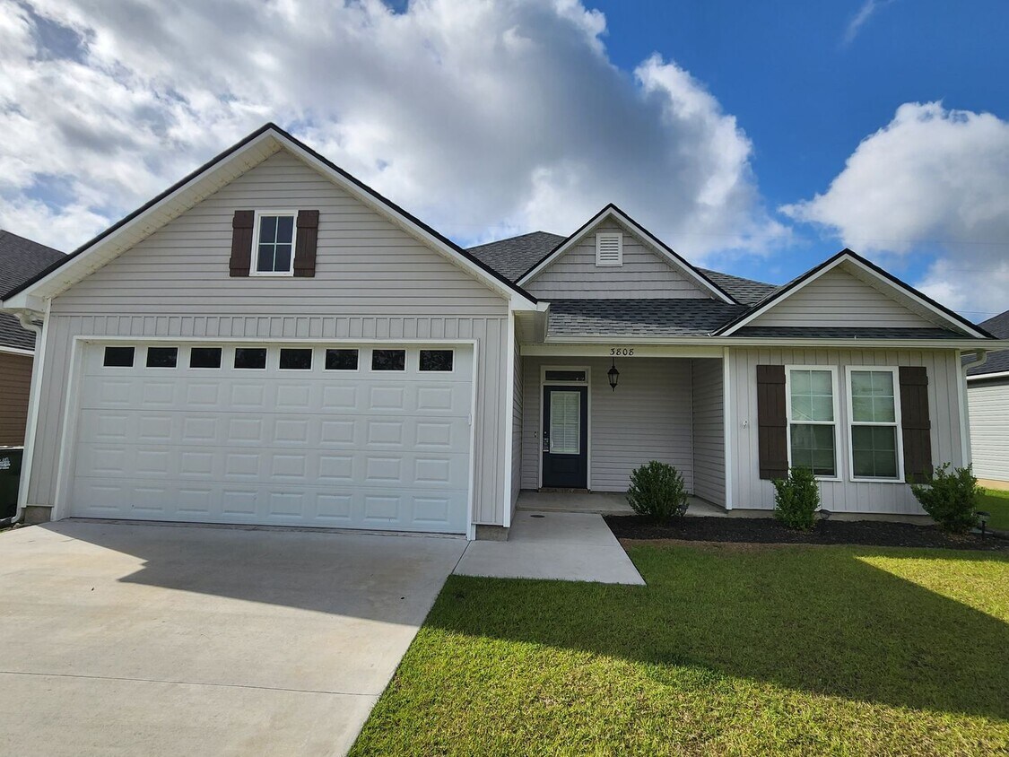 Foto principal - Charming 4-Bedroom Home with Modern Finish...