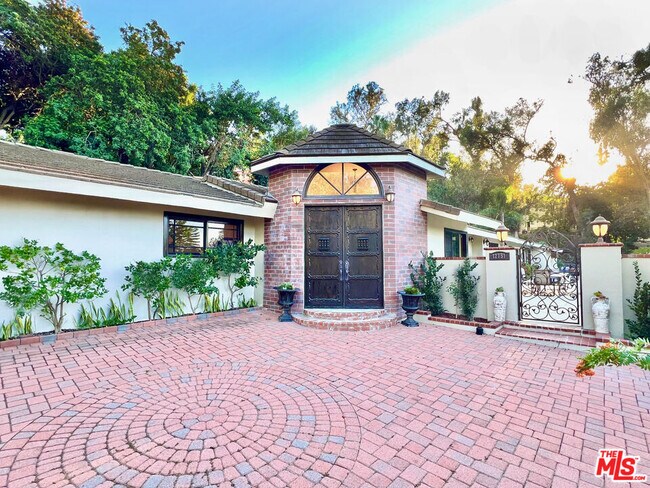 Foto del edificio - 12751 Mulholland Dr