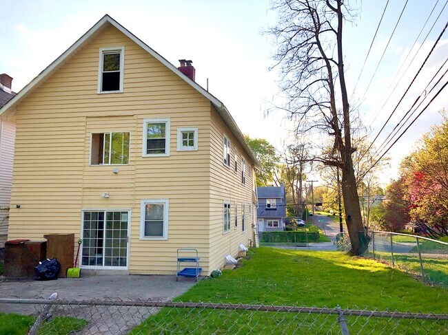 Foto del edificio - 50 Pinewood Ave