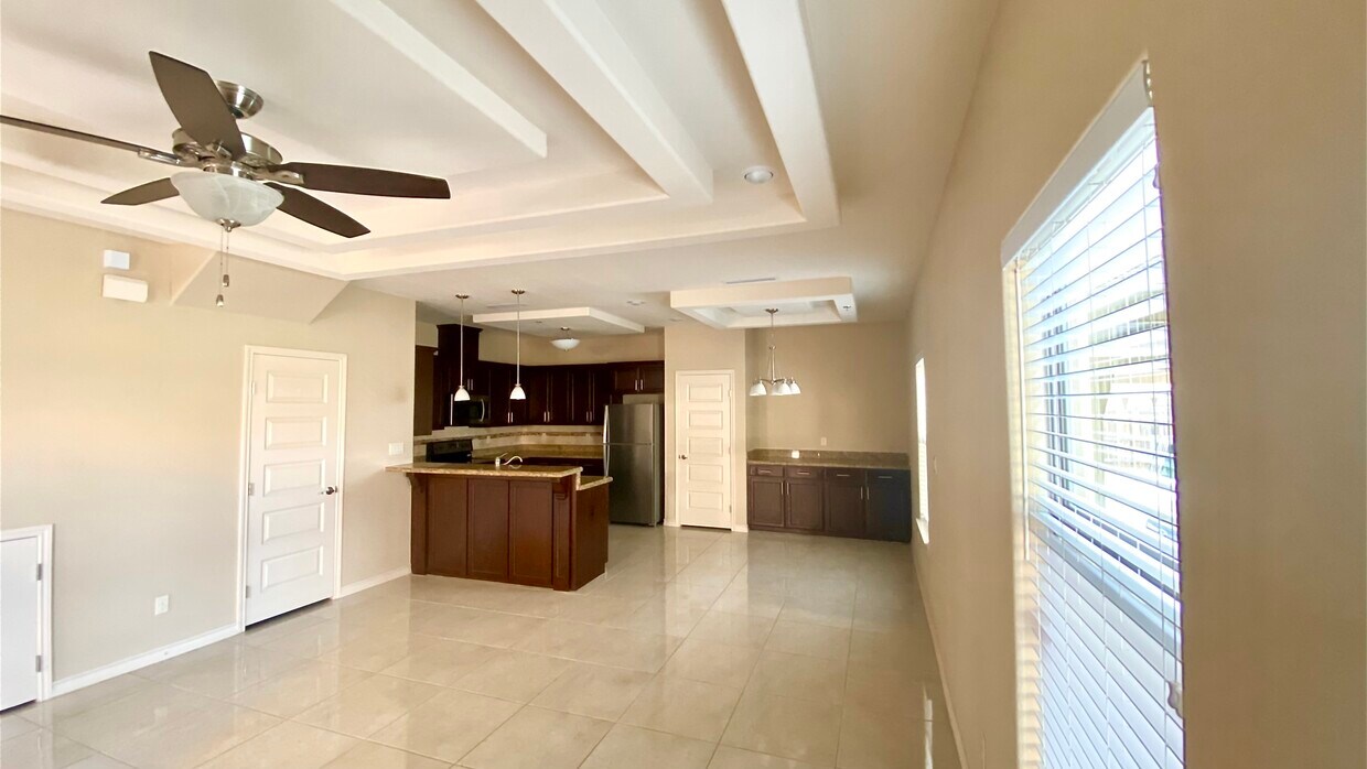 Foto principal - 1213 E Camellia Ave