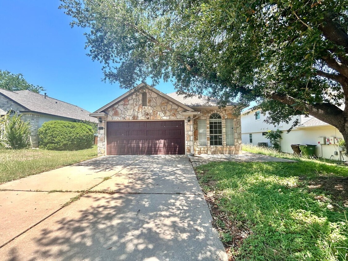 Foto principal - Charming Rustic Retreat – 3 Bed, 2 Bath Si...