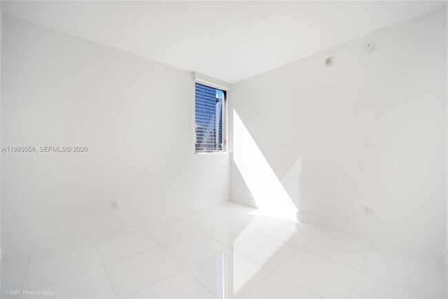 Foto del edificio - 1300 Brickell Bay Dr