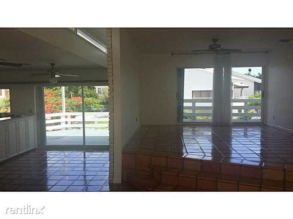 Building Photo - 2120 S Bayshore Dr