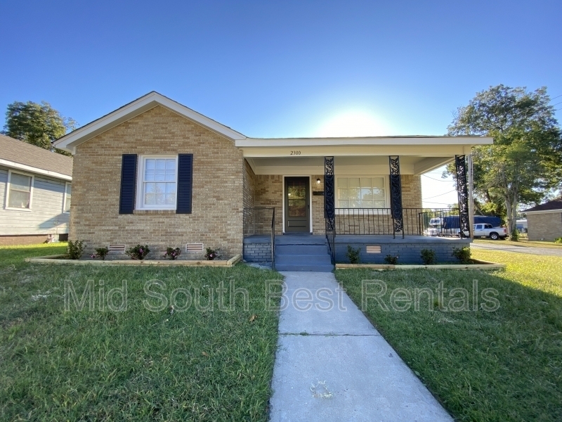 Primary Photo - 2300 Moss St