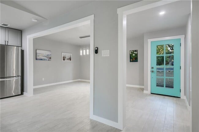 Building Photo - 1105 Serenada Dr