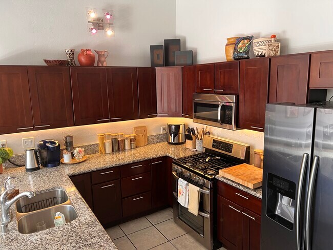 Foto del edificio - 7924 Woodman Ave