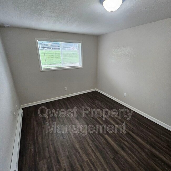 Building Photo - 409 E Woodlawn Ave