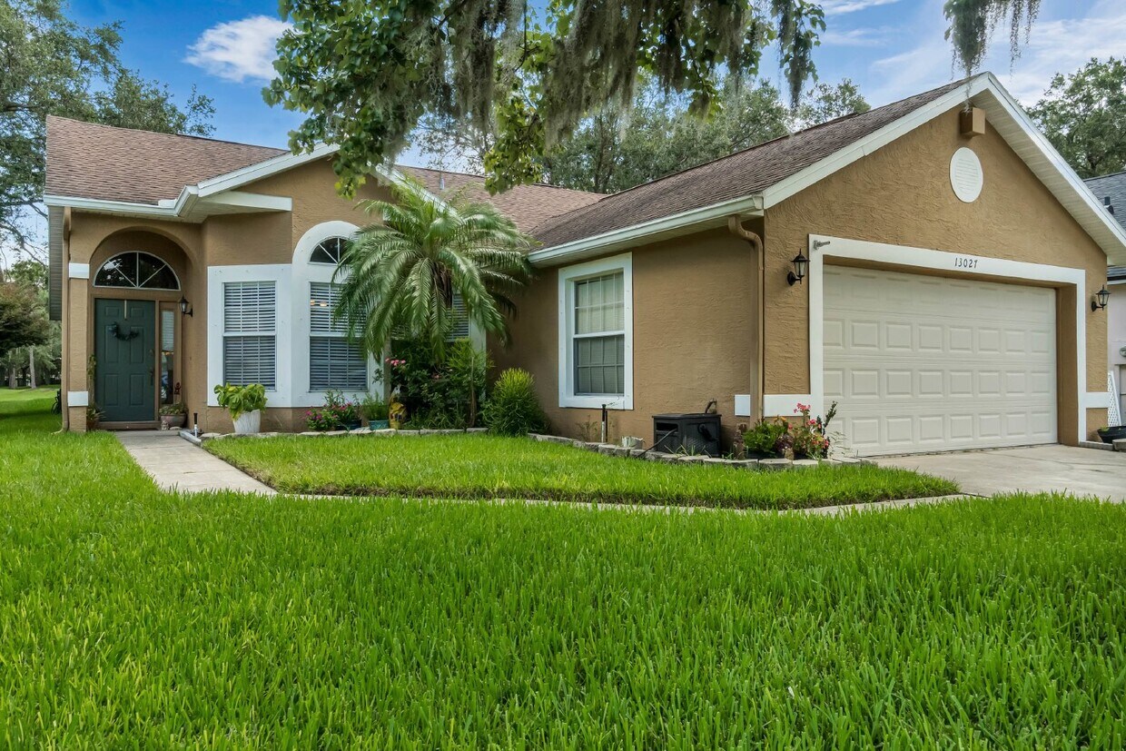 Primary Photo - Pristine Eastwood Home, 2 Car Garage on Cu...
