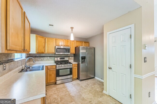 Building Photo - 2945 Highland Hill Pkwy