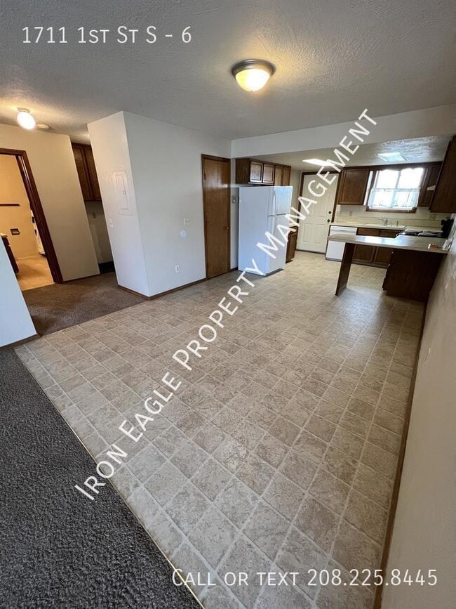 Building Photo - 1711 1st St S