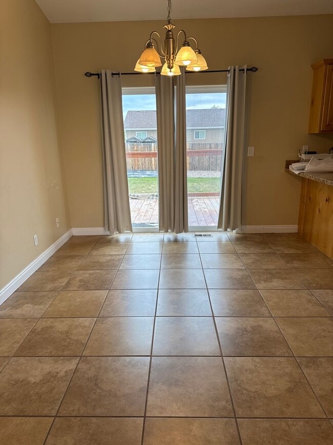 Building Photo - Beautiful 6 bedroom Single Family Home
