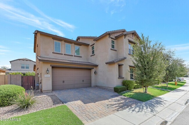 Building Photo - 940 W Yosemite Dr