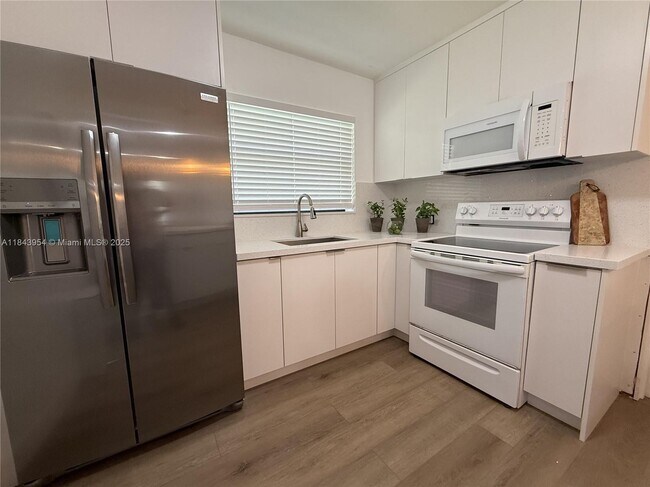 Building Photo - 6250 SW 58th Pl
