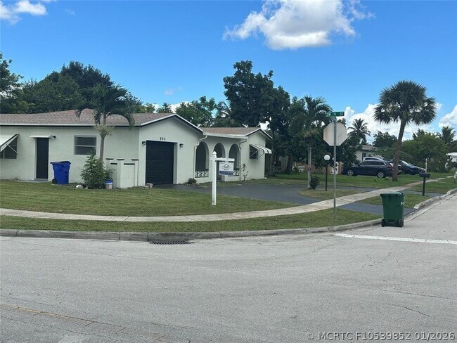 Building Photo - 890 SW 49th Way