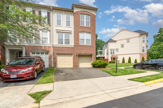 Building Photo - 43095 Hunters Green Square