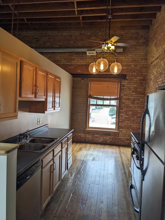 Kitchen - 1133 S Washington Ave