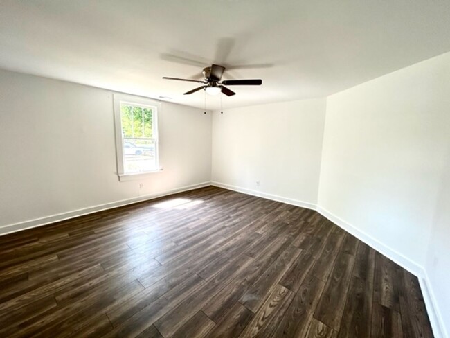 Building Photo - MOVE IN READY TWO BEDROOM ONE BATH - GREAT...