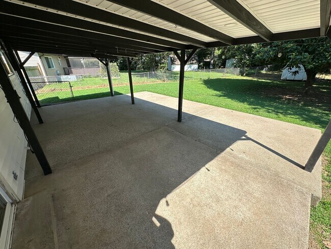 Foto del edificio - 116 SE Springdale Dr