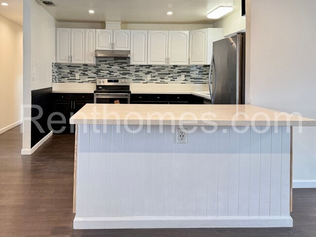 Foto del edificio - Santee, 9649 Mast Blvd, 12 Solar Panels, Q...